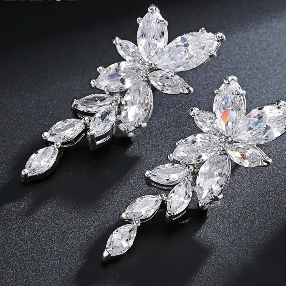 NEW SILVER DIAMONDS EARRINGS